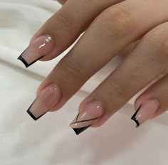 @maguinasantos Black And Gold Design Nails, Coffin Nails Black French Tip, Black Coffin Nails Design, Black Fancy Nails, Black French Tip Nail Designs, Elegant Black Nails, Acrylic Nails Coffin Ombre, Red Nails Glitter, Black Coffin Nails