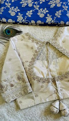 Cream Color Blouse Maggam Work Designs, Maggam Work On White Blouse, Off White Maggam Work Blouse, Cream Color Maggam Work Blouse, Aari Work Blouse Back Design, White Blouse Work Designs, Simple Blouse Aari Work, Cream Colour Blouse Designs, Half White Blouse Designs