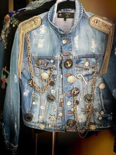 Ropa Upcycling, Best Fall Outfits, Embellished Denim Jacket, Embellished Clothing, Upcycle Clothes Diy, Diy Jacket, Denim Ideas, Altering Clothes