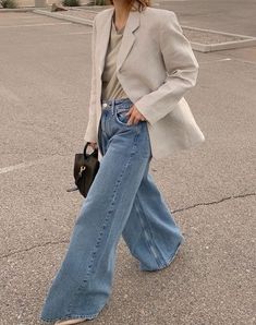 Walking Down The Street, Denim On Denim, Denim Chic, Trendy Swimwear, Outfit Jeans, Wide Jeans, Mode Inspo, 가을 패션, Looks Style