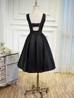 Lovely Simple Black Satin Knee Length Party Dress, Prom Dress Knee Length Party Dresses, Homecoming Dresses Green, Knee Length Evening Dress, Prom Dress Pictures, Lavender Bridesmaid Dresses, Satin Noir, Vintage Black Dress, Color Rush, Classic Wedding Dress