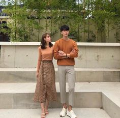 Retro Couple Outfits, Couple Outfit Ideas Casual, Casual Prenup Outfit, Prewedding Outfit Ideas Casual, Couple Outfits Matching Casual, Couple Outfits Matching Classy