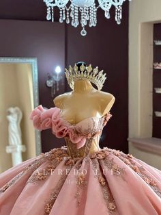 ⚜️Hermoso vestido de quinceañera en tono rosa blues, con corset activo que reduce hasta 3 tallas, bordado de guias con flores 3D y un delicado bordado de cristal hecho a mano⚜️ Sweet 16th Dress, 16th Dress, Xv Dresses, Xv Ideas, Cute Bandana, Pink Quinceanera, Quinceanera Themes Dresses, Pink Quince, Quince Dresses Mexican