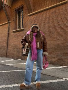 Trendy Jackets 2023, Pink And Brown Winter Outfit, Pastel Scarf Outfit, Brown Jacket Winter Outfit, Brown Winter Jacket Outfit, Pink Bag Outfit Winter, Pink Earmuffs Outfit, Winter Outfit Colorful, Ugg Earmuffs Outfit