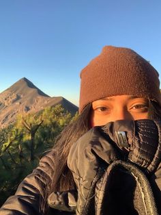 Volcanes / fitness life / vida / salud / amor propio / aesthetic / ojos/ selfies / amanecer / volcán de fuego / volcán Acatenango / mountain views, hiking views, mountain rainbow, being outside Hiking Selfie, Views Mountain, Hiking Views, Being Outside, Selfie Ideas, Fitness Life, Mountain Views, Photos Ideas