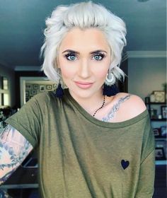 Undercut Hairstyles Women, Short White Hair, Makeup Business, Silver Sisters, Silver Foxes, Undercut Hairstyles, Emo Girls, Grunge Hair