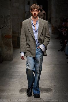 Todd Snyder - Fall 2024 Menswear https://www.vogue.com/fashion-shows/fall-2024-menswear/todd-snyder/slideshow/collection#61 Old Money 2024 Outfits, Tailored Jacket Outfit, Denim Pants Outfit Men, Mens Fashion Runway, Minimal Fashion Men, Formal Cowboy, Male Runway, 2024 Menswear, Holiday 2024