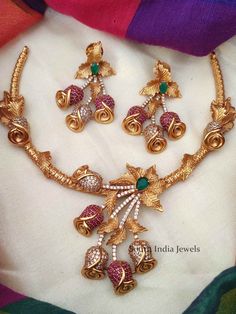 Modern Jewelry Design Necklace, Small Necklaces, Ruby Necklace Designs, Bridal Jewelry Necklace, Lucky Jewelry, Fashion Jewellery Online, Modern Necklace, Gold Necklace Simple