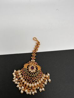 Peacock Kempu Pearls Matte Finish Maang tikka Perfect Mang tikka for complete traditional trendy look. Length : Approx. 3.75 inches Premium quality and craftmanship. Satisfaction Guaranteed.  Ready to ship from Massachusetts, USA If you have any questions please let me know. Luxury Meenakari Tikka For Celebration, Luxury Traditional Tikka, Tikka Indian Jewelry, Forehead Jewelry, Mang Tikka, Maang Tikka, Indian Jewelry, Hair Jewelry, Massachusetts