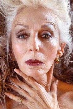 Lady Makeup, Makeup Over 50, Makeup Mistakes, Best Lipsticks, Makeup For Teens, Beauty Oil