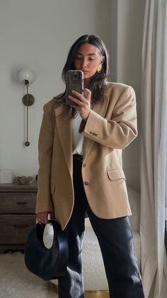 Casual Outfits Winter 2024, Fashion Photographer Aesthetic, Creme Blazer Outfit, Beige Outfits For Women, Blue Brown Outfit, Wool Blazer Outfit, Brown Leather Boots Outfit, Tan Blazer Outfit, Tan Coat Outfit