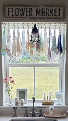 found on FB, no source given Laundy Room, Stile Boho Chic, Casa Country, Shabby Chic Curtains, Vintage Handkerchiefs, Kitchen Window, Vintage Linens, A Kitchen, Vintage Decor