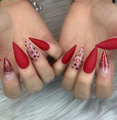 Nail Art Vermelho, Nails Rose, Red Nail Art Designs, Heart Nail Designs, Valentines Day Nails, Red Nail Art, Valentine Nail Art, Red Acrylic Nails, Nail Designs Valentines