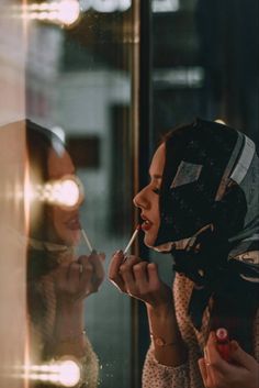 Woman Speaker Aesthetic, Bar Poses Photo Ideas, Photoshoot At Cafe, Cafe Photoshoot Ideas, Cafe Shoot, Hollywood Photoshoot, Cafe Photoshoot, Paris France Fashion, City Fashion Photography