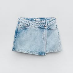 Zara brand front wrap denim skort Short Jean Skirt Outfits Summer, Denim Skort Ootd, Zara Jean Skirt, Concert Tops, Zara Clothes, Zara Denim Skirt, Preppy Pants, Denim Skirt Outfit, Jean Skort