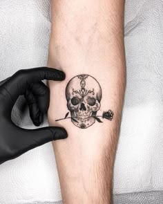 Skull Couple Tattoo, Small Skull Tattoo, Catrina Tattoo, Realistic Tattoo Sleeve, Sugar Skull Tattoos, Tattoos Skull, Cool Small Tattoos