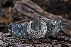 Diese wunderschön von Hand gewickelte London blue Aura Bergkristall Tiara ist ein MUSS für alle Göttinnen. Verkörpere deine Kraft und deine Essenz, indem du den Ausdruck deiner Göttinnenhaube akzentuierst und erweiterst! Diese Kronen sind perfekt für Versammlungen, zeremonielle Arbeiten, rituelle Arbeit oder jede Art von Anlass, den Sie so gut gefallen! Sie sind auch ideal für Frauenkreise, um die Göttinnenenergie anzurufen und in der Magick zu spielen! Zusätzlich ist die blaue Aura-Behandlung e Blue Aura Quartz, Wrap London, Crown Crystal, Blue Aura, Aura Quartz Crystal, Crystal Tiara, Women's Circle, Goddess Energy, Crystal Crown