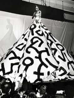 Grace Jones wearing a painted dress by Keith Haring, 1987 Zippertravel.com Digital Edition Iconic Dresses Of All Time, Most Iconic Dresses, Grace Jones, Iconic Dresses, December 31, Street Culture, Keith Haring, Amazing Grace, Mode Vintage