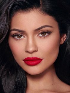 Kylie Jenner Face, Maquillage Kylie Jenner, Simple Wedding Makeup, Red Lips Makeup Look, Natural Smokey Eye, Kylie Makeup, Perfect Red Lips, Jenner Makeup, Kristen Jenner