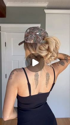 TORIE BLISS on Instagram: "Hat hair can still be cute 🤠🌞💘 save & try  Outfit & hat details linked in stories!!" Trucker Hat Hairstyles Medium Hair, Updo With Hat, Baseball Hairstyles For Women, Hat Bun Hairstyles, Hat Ponytail Hairstyles, Long Hair With Hat Hairstyles, Hairstyle For Hat, Messy Bun With Hat