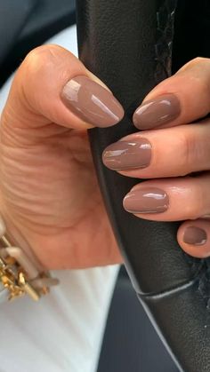 Simple Summer Nails Short Casual, Summer Brown Nails, Summer Nail Polish 2024, Beige Fall Nails, Brown Nails Summer, Gel Nails Ideas Summer 2024, Neutral Nails Summer 2024, Brown Summer Nails, Simple Summer Nail Ideas 2024