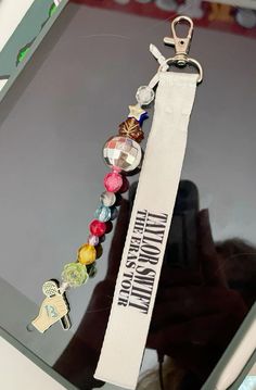 CREDITS TO THE OWNER! #taylor#eras#tour#swiftie#taylorswift#keepsake Eras Tour Keychain, Eras Tour Keepsake, Eras Friendship Bracelet, Friendship Bracelet Keychain, Swiftie Bracelet, Taylor Swift Accessories, Eras Bracelets, Friendship Bracelets Ideas, Eras Tour Ideas