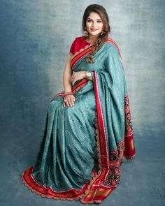 Ikkat Patola Silk Saree, Exclusive Saree Blouse Designs, South Indian Bride Saree, Patola Silk Saree, Ikkat Dresses, Saree Wearing Styles, Saree Draping Styles