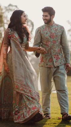 Twining Outfits For Couples Engagement, Wedding Dresses For Couples Indian, Wedding Dresses For Couple, Same Dress Couple Pics, Engagement Couple Dresses, Couple Outfits Matching For Wedding, Indian Engagement Outfit Couple, Couple Clothes Matching Wedding, Couple Same Dress