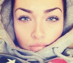 S shaped eyebrows Curved Eyebrows, Alena Shishkova, Eye Brows, Smink Inspiration, Threading Eyebrows, Perfect Brows, Kiss Makeup