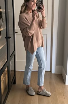 Millennial Mom Outfits, Outfits With Mules Flats, Outfits With Mules, Comfy Thanksgiving Outfit, Outfits With Clogs, New Mom Style, Clogs Outfit, Winter Fall Outfits