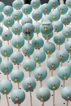 there are many cake pops with birds on them