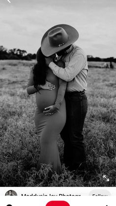 Country Couple Maternity Pictures, Cowboy Pregnant Outfit, Western Gender Reveal Photoshoot, Cowboy Boots Maternity Photos, Texas Maternity Photoshoot, Ranch Maternity Photoshoot, Maternity Photos With Cowboy Hat, Maternity Photography Rustic, Western Couple Maternity Photoshoot