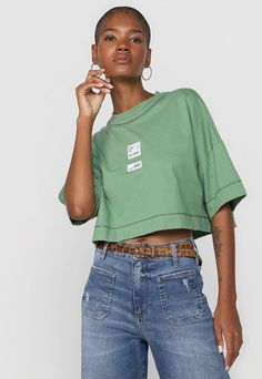 Camiseta Cropped Colcci Tag VerdeManga: CurtaGola: RedondaMedidas da peça no tamanho P: Ombro: 25cm/ Ombro a Ombro: 65cm/ Manga: 16cm/ Busto: 122cm /Comprimento: 38cmMedidas do Modelo: Altura: 1,70m / Busto: 76cm / Cintura: 58cm / Quadril: 86cm.Características: Possui tag frontal. Kids Clothing Store Design, Clothing Store Design, Inspirational Women, Store Design, Clothing Store, Kids Outfits