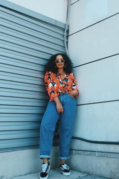 tropical print shirt trend Mid Size Photo Poses, Mid Size 90s Fashion, 90s Fashion Midsize, Tropical Shirt Outfit Women, Midsize Poses, Mid Size Girl Outfits, Printed Shirt Outfit, Tropical Wear, Women's Street Style