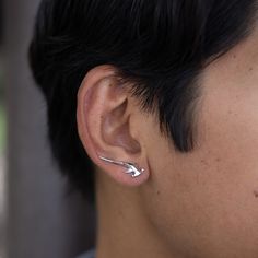 Boucles d'oreilles de grimpeur de requin-marteau
Argent sterling
Mesure environ. Longueur de 26 mm
Fabriqué localement à Hawaï

Garantie pour toujours (Garantie à vie sur la vie de la pièce)
Livraison gratuite sur les commandes américaines de 100 $ ou plus Shark Piercing, Hammerhead Sharks, Shark Design, Shark Earrings, Hammerhead Shark, Climber Earrings, Jewelry Repair, Everyday Earrings, Zbrush