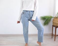 Amazing vintage 90's light blue mom jeans with mid rise. This 90's tapered leg jeans with faded hem has button fly, ankle leg and it's streetstyle and relaxed fit for woman. The vintage nineties grunge jeans is Cotton fabric in perfect vintage conditions by Avirex USA with flight patches give a really nice vintage vibe. The size of this jeans is Medium (US 8), the waist contour is 29,9 inches (76 cm) ** MEASURES FLAT ** Waist 14,9 in // 38 cm Hip 20,4 in // 52 cm Front rise 10,6 in // 27 cm Back rise 15,3 in // 39 cm Inner leg 28,3 in // 72 cm Length 37,7 in // 96 cm Reference: Model size S (4 US - height 65 in) Reference: Dummy size M (6 - 8 US) **We take great care in describing the garment with all the details and exact measurements for your verification, so you can secure the purchase. 90s Style Light Wash Bottoms For Everyday, Jeans Grunge, Grunge Jeans, Blue Mom Jeans, Tapered Leg Jeans, Grunge Vintage, Faded Jeans, Jeans Mom, Button Fly Jeans