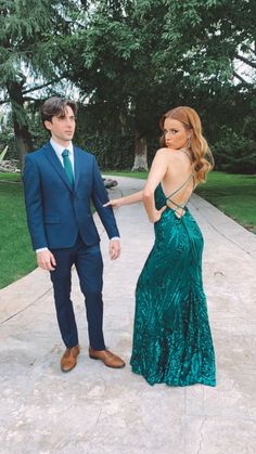 Green Prom Couple, Prom Poses For Couples, Prom Couples Outfits, Poses For Couples, Prom Couples, Long Evening Dresses, Backless Evening Dress, Long Formal Gowns