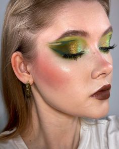 Gorgeous multichrome shade Fireflies 🤩 Palette: @cosmic_brushes Undergrowth #макияж #креативныймакияж #makeup #creativemakeup #brightmakeup #cosmetics #косметика #undergrowth #undergrowthoalette #autumnmakeup #fallmakeup #mustardmakeup #greenmakeup #cosmicbrushes Bright Makeup, Fall Makeup, Creative Makeup, Shades, Makeup, Autumn Make Up, Make Up