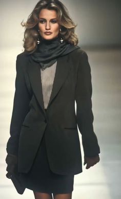 Woman’s suit outfit inspo,model,skirt,old money style,blouse,hair blowout,blondie,makeup inspo Minimal Stil, Shalom Harlow, Stephanie Seymour, Runway Outfits, Helena Christensen, Linda Evangelista