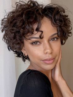 Short haircut for 2C curly hair with natural layers and soft volume Short Curly Haircuts For Women, 2c Curls, 2c Curly Hair, Curly Haircuts For Women, Highlights Natural, Chic Short Haircuts