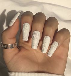 White Sweater Nails Acrylic, White Winter Nails Coffin, Winter Sweater Nails Short, White Xmas Nails Acrylic, White Acrylic Christmas Nails, Snow Nails Winter White, White Christmas Nails 2022, Winter White Nails Acrylic, Sweater Nails White