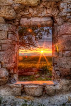 an open window with the sun shining through it and a quote written in spanish above