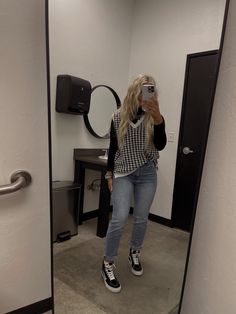 Leggings Outfit Hairstylist, Outfits For Stylists, Cosmetologist Outfit Professional, Cute Outfits For Cosmetology School, Hair Stylists Outfits, Cute Cosmetology Outfits, Hairstylist Outfits Winter, What To Wear To Cosmetology School, Cosmo School Outfits