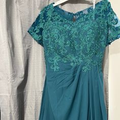 Floor Length Chiffon Dress. Size 18. New Never Worn. Green Formal Gown, Gown Chiffon, Formal Gown, Formal Gowns, Chiffon Dress, Emerald Green, Floor Length, Emerald, Built In