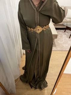 Mooie klassieke olijf groen kleurige takichta in een maatje M/L. De takchita heeft een soepelvallende glanzende stof. De takchita heeft een volledig afgewerkte kaftan dus in feite 2 jurken in 1. Festive Green Long Sleeve Abaya, Green Long Sleeve Festive Abaya, Elegant Green Tunic Kurta, Elegant Long Green Kurta, Traditional Green Long Sleeve Kaftan, Elegant Green Long Sleeve Kaftan, Elegant Long Sleeve Green Kaftan, Fitted Long Green Kaftan, Green Fitted Long Kaftan