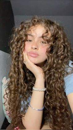 Pretty Curly Haired Girl, Brown Curly Hair Girl, Honey Brown Hair Curly, Curly Hair Colour, Light Curly Hair, Light Brown Curly Hair, Curly Light Brown Hair, Curly Hair Blonde, Pelo Cafe