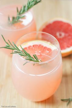 Grapefruit and Rosemary Mocktail Rosemary Mocktail, Fruity Summer Cocktails, Cocktails Vodka, Alcohol Free Cocktails, Non Alcoholic Cocktails, Alcoholic Cocktails, Mocktail Recipe, Drinks Alcohol Recipes