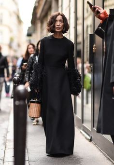 Mode Over 50, Mode Tips, Paris Fashion Week Street Style, Advanced Style, Ageless Style, Street Style Paris, Long Black Dress, Mode Inspo, 가을 패션