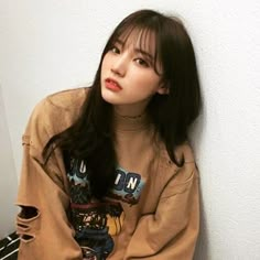 Olha que voltou . . . #korean #fashion #cute #kawaii #flawers #pawer #girl #tumblr #girltumblr #girlpawer #love #loser #starbucks #star #blackpink #momoland #bestfriends Medium Length Haircut With Bangs Korean, Hairstyle 2024, Pretty Little Liars