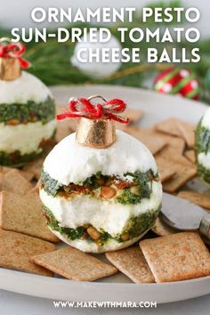 christmas lights on house exterior Layered Food Ideas, Upscale Charcuterie Board, Cream Cheese Board Ideas, Xmas Appetizers, Appetizer Christmas, Tomato Cheese, Christmas Cheese, Christmas Recipes Appetizers, Holiday Appetizer